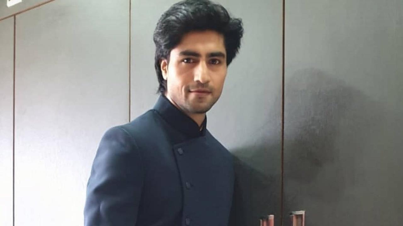 Harshad Chopda steps out in a structured black sherwani layered over crisp white bottoms. The asymmetrical cut adds a modern edge to a classic outfit, making it perfect for stylish celebrations.